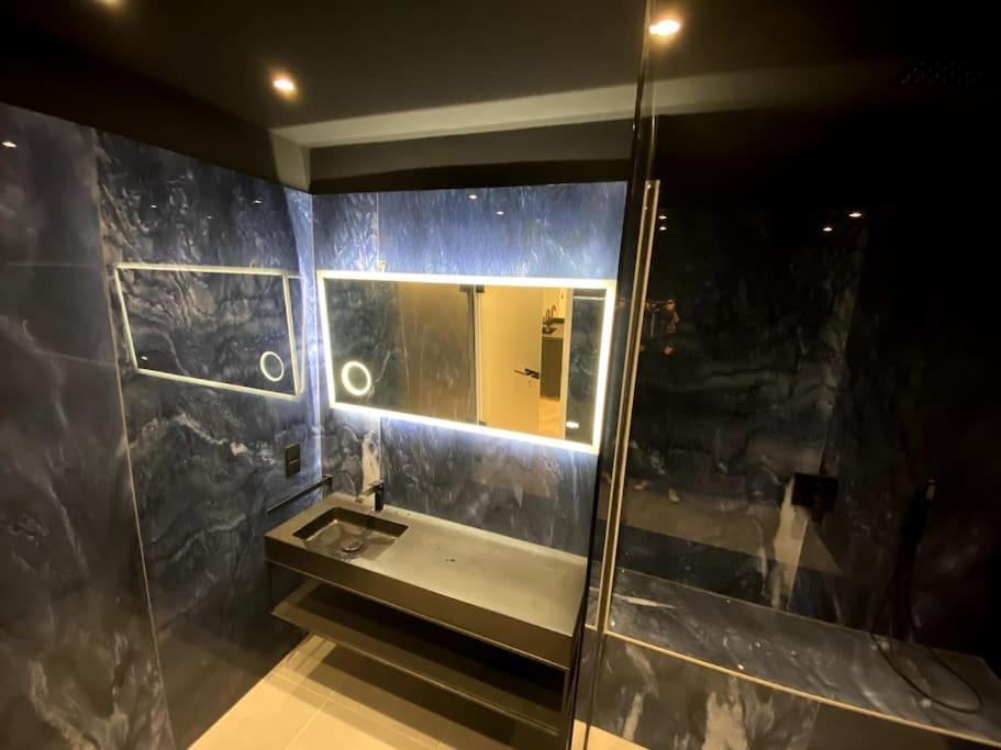 Design Apartment In The Centre Of Вена Экстерьер фото