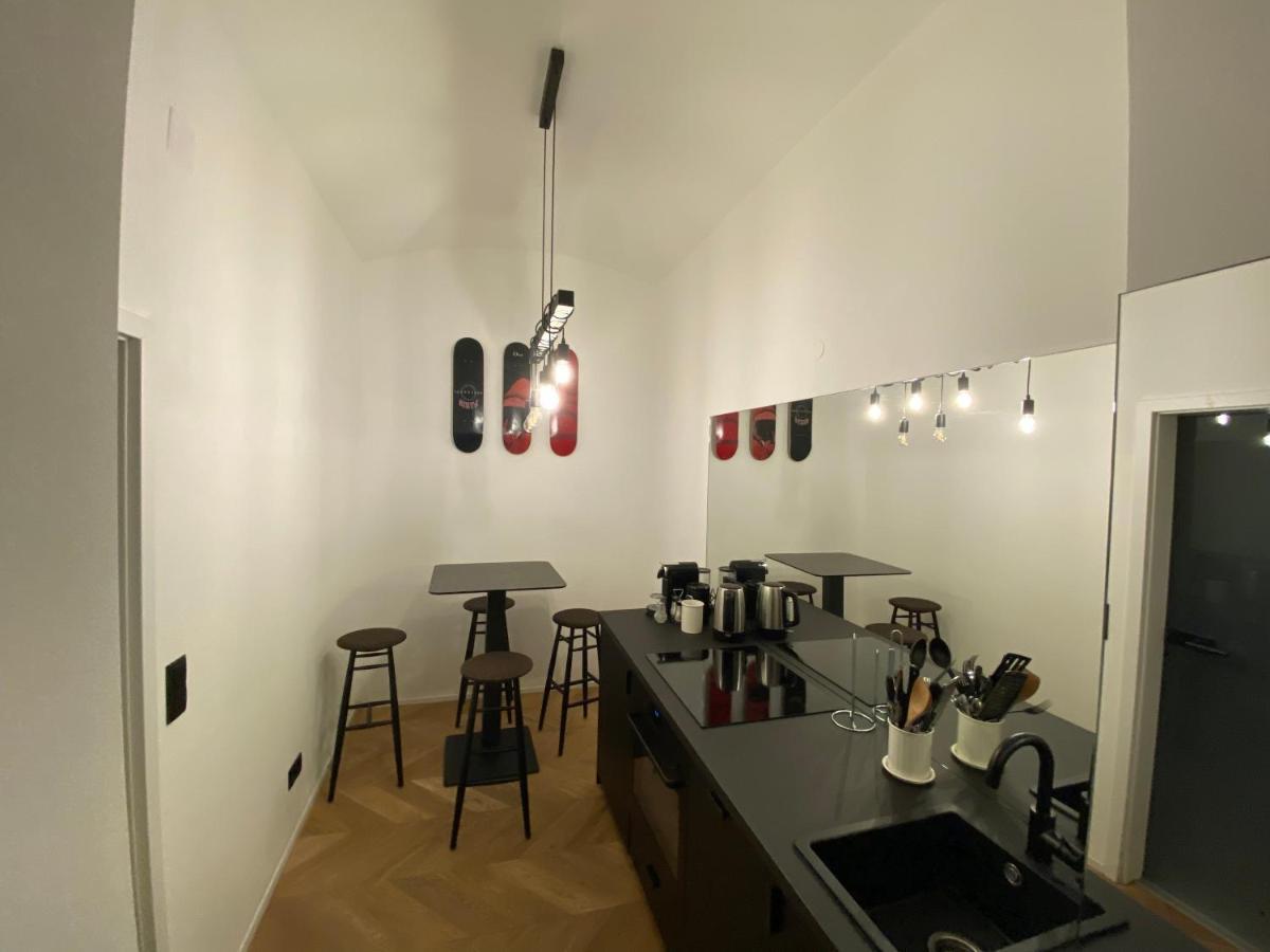 Design Apartment In The Centre Of Вена Экстерьер фото
