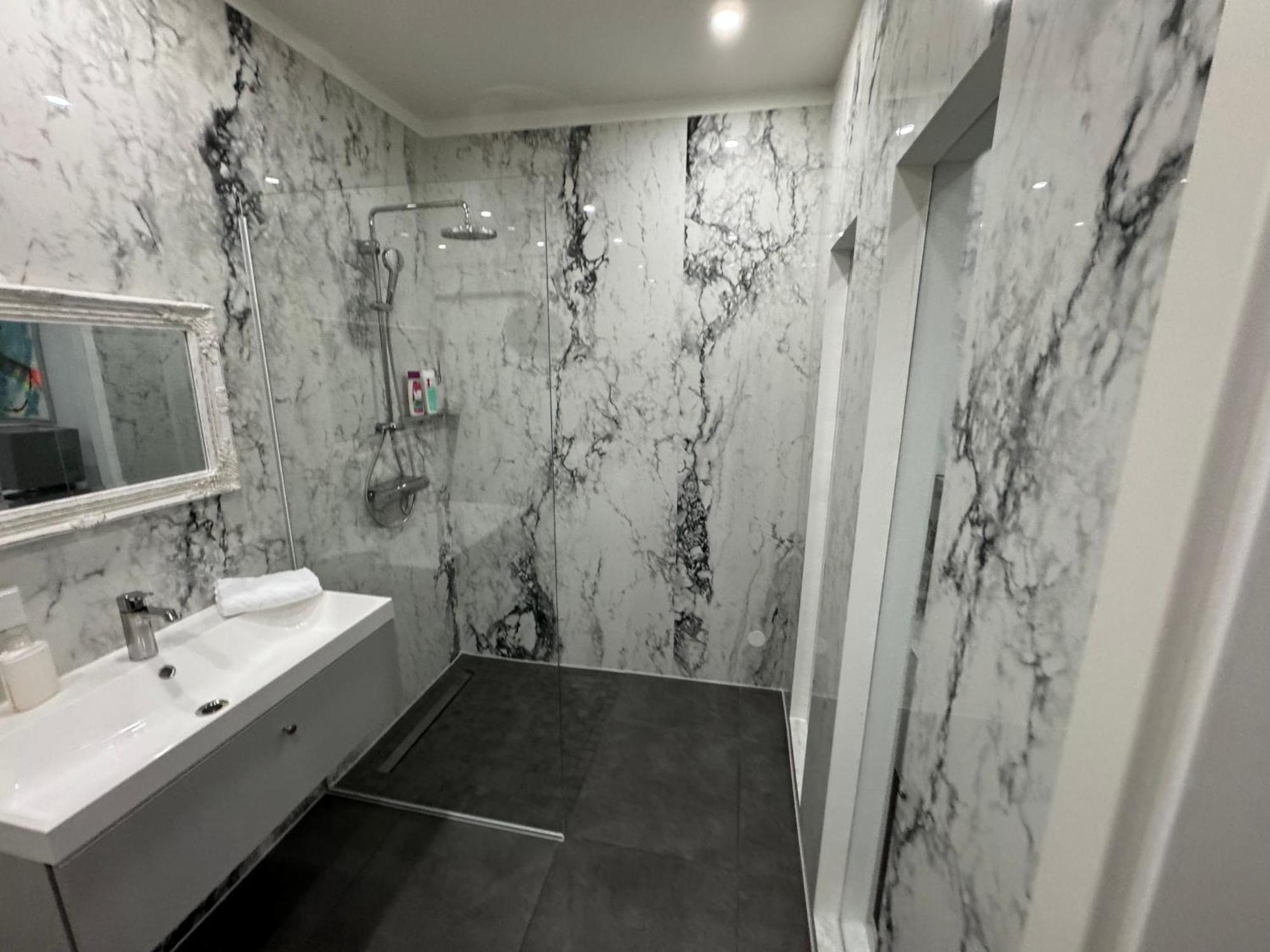 Design Apartment In The Centre Of Вена Экстерьер фото